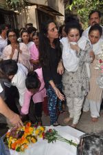at Bollywood Photographer Jagdish Mali_s funeral in Mumbai on 13th May 2013 (46).JPG