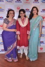 Asha Parekh, Shaina NC, Rashmi Nigam at Shaina NC_s show for cancer patients in Kala Ghoda, Mumbai on 28th May 2013 (11).JPG