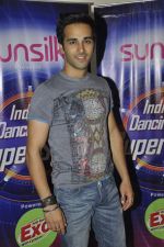Pulkit Samrat with Fukrey stars on the sets of India_s dancing superstars in Filmcity, Mumbai on 29th May 2013 (12).JPG