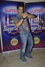 Pulkit Samrat with Fukrey stars on the sets of India_s dancing superstars in Filmcity, Mumbai on 29th May 2013 (14).JPG