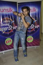 Pulkit Samrat with Fukrey stars on the sets of India_s dancing superstars in Filmcity, Mumbai on 29th May 2013 (15).JPG