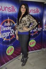 Richa Chadda with Fukrey stars on the sets of India_s dancing superstars in Filmcity, Mumbai on 29th May 2013 (25).JPG