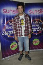 Varun Sharma with Fukrey stars on the sets of India_s dancing superstars in Filmcity, Mumbai on 29th May 2013 (14).JPG