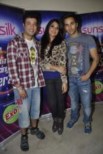 Varun Sharma, Richa Chadda, Pulkit Samrat with Fukrey stars on the sets of India_s dancing superstars in Filmcity, Mumbai on 29th May 2013 ( (5).JPG