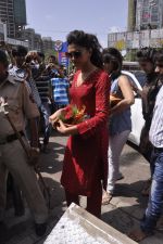 Deepika Padukone seeks Siddhivinayak Blessings for Yeh Jawaani Hai Deewani in Dadar, Mumbai on 30th May 2013 (18).JPG