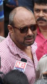 anjon dutt at Rituparno Ghosh funeral in Kolkatta on 30th May 2013.jpg