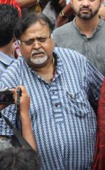 partho chaterjee at Rituparno Ghosh funeral in Kolkatta on 30th May 2013.jpg