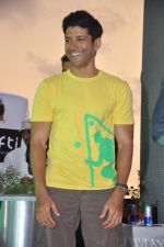 Farhan Akhtar at Asif Bhamla_s clean green drive in Bandra, Mumbai on 4th June 2013 (30).JPG
