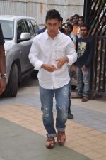 Aamir Khan at Jiah Khan_s prayer meet in Juhu, Mumbai on 8th June 2013 (25).JPG