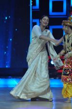 Sonakshi Sinha at Lootera film promotions on the sets of Star Plus India Dancing Superstar in Filmcity on 17th June 201 (16).JPG