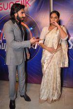 Sonakshi Sinha, Ranveer at Lootera film promotions on the sets of Star Plus India Dancing Superstar in Filmcity on 17th June 201  (57).JPG