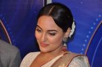 Sonakshi Sinha, Ranveer at Lootera film promotions on the sets of Star Plus India Dancing Superstar in Filmcity on 17th June 201  (61).JPG