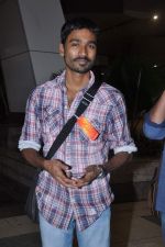 Dhanush return from Chennai in Mumbai Airport on 19th June 2013 (17).JPG
