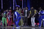 Farhan Akhtar, Geeta Kapoor, Riteish Deshmukh on the sets of India_s Dancing Superstars in Filmcity, Mumbai on 24th June 2013 (43).JPG