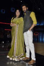 Geeta Kapoor, Riteish Deshmukh on the sets of India_s Dancing Superstars in Filmcity, Mumbai on 24th June 2013 (52).JPG