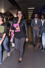 Sonakshi Sinha snapped at the airport as they  return from Dubai promotions of Lootera in Mumbai on 27th June 2013 (22).JPG