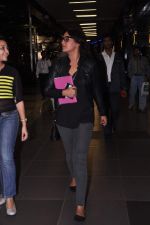 Sonakshi Sinha snapped at the airport as they  return from Dubai promotions of Lootera in Mumbai on 27th June 2013 (34).JPG
