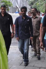 Shahrukh Khan snapped promoting Chennai Express in mahalaxmi, Mumbai on 2nd July 2013 (2).JPG