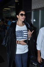 Sushmita Sen snapped as she returns from London in an amazing casual look in Mumbai Airport on 2nd July 2013 (15).JPG