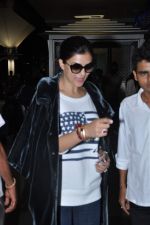 Sushmita Sen snapped as she returns from London in an amazing casual look in Mumbai Airport on 2nd July 2013 (4).JPG