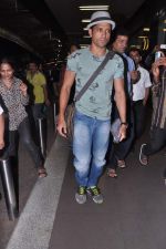 Farhan Akhtar leave for London to promote Bhaag Mikha Bhaag in Mumbai Airport on 3rd July 2013 (13).JPG