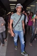 Farhan Akhtar leave for London to promote Bhaag Mikha Bhaag in Mumbai Airport on 3rd July 2013 (14).JPG