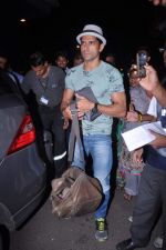 Farhan Akhtar leave for London to promote Bhaag Mikha Bhaag in Mumbai Airport on 3rd July 2013 (5).JPG