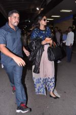 Sonam Kapoor leave for London to promote Bhaag Mikha Bhaag in Mumbai Airport on 3rd July 2013 (20).JPG