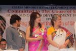 Mahima Chaudhary, Rajpal Yadav at an event acknowledging academic excellence among minorities in Vileparle, Mumbai on 6th July 2013 (76).JPG