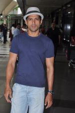 Farhan Akhtar arrives from London Bhaag Mikha Bhaag promotions in Mumbai Airport on 7th July 2013 (1).JPG
