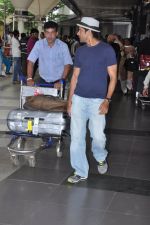 Farhan Akhtar arrives from London Bhaag Mikha Bhaag promotions in Mumbai Airport on 7th July 2013 (2).JPG