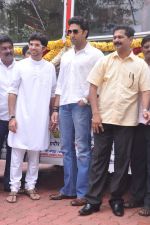 Abhishek Bachchan flags off 2 BEST buses along with Mayor of Mumbai Sunil Prabhu and Yuva Sena President Aditya Thackrey in Mayor_s Bungalow on 8th July 2013 (31).JPG