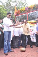 Abhishek Bachchan flags off 2 BEST buses along with Mayor of Mumbai Sunil Prabhu and Yuva Sena President Aditya Thackrey in Mayor_s Bungalow on 8th July 2013 (50).JPG