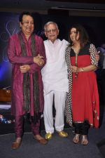Gulzar launches Bhupinder Mitali_s album in Novotel, Mumbai on 16th July 2013 (64).JPG