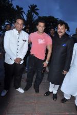 Salman Khan at Baba Siddiqui_s iftar party in Taj Land_s End, Mumbai on 21st July 2013 (37).JPG