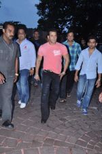 Salman Khan at Baba Siddiqui_s iftar party in Taj Land_s End, Mumbai on 21st July 2013 (38).JPG