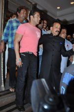 Salman Khan at Baba Siddiqui_s iftar party in Taj Land_s End, Mumbai on 21st July 2013 (85).JPG