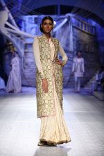 Model walk the ramp for JJ Valaya bridal show in Delhi on 23rd July 2013 (3).jpg