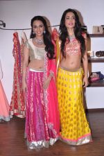 Swara Bhaskar and Sarah Jane at Zanaya store launch in Kemps Corner, Mumbai on 23rd July 2013 (105).JPG