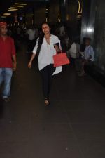 Rani Mukherjee snapped at International airport, Mumbai on 26th July 2013 (5).JPG