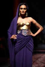 Model walks for Designer Suneet Varma in Delhi on 27th July 2013 (36).jpg