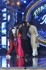 Shahrukh Khan and Deepika Padukone on the sets of Indian Idol Junior in Filmcity, Mumbai on 28th July 2013 (33).JPG