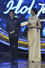 Shahrukh Khan and Deepika Padukone on the sets of Indian Idol Junior in Filmcity, Mumbai on 28th July 2013 (34).JPG