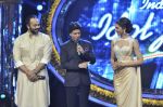 Shahrukh Khan and Deepika Padukone on the sets of Indian Idol Junior in Filmcity, Mumbai on 28th July 2013 (37).JPG
