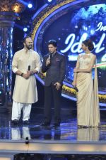 Shahrukh Khan and Deepika Padukone on the sets of Indian Idol Junior in Filmcity, Mumbai on 28th July 2013 (39).JPG