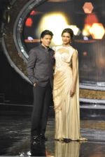 Shahrukh Khan and Deepika Padukone on the sets of Indian Idol Junior in Filmcity, Mumbai on 28th July 2013 (72).JPG