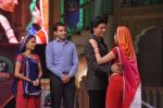 Shahrukh Khan on the sets of Diya aur Baati in Filmcity, Mumbai on 28th July 2013 (29).JPG