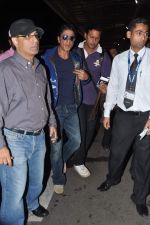 Shahrukh Khan leaves for London in Mumbai Airport on 29th July 2013 (2).JPG