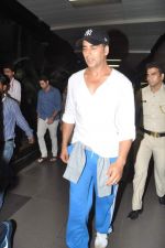 Akshay Kumar snapped at the airport in Mumbai on 30th July 2013 (1).JPG
