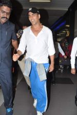 Akshay Kumar snapped at the airport in Mumbai on 30th July 2013 (13).JPG